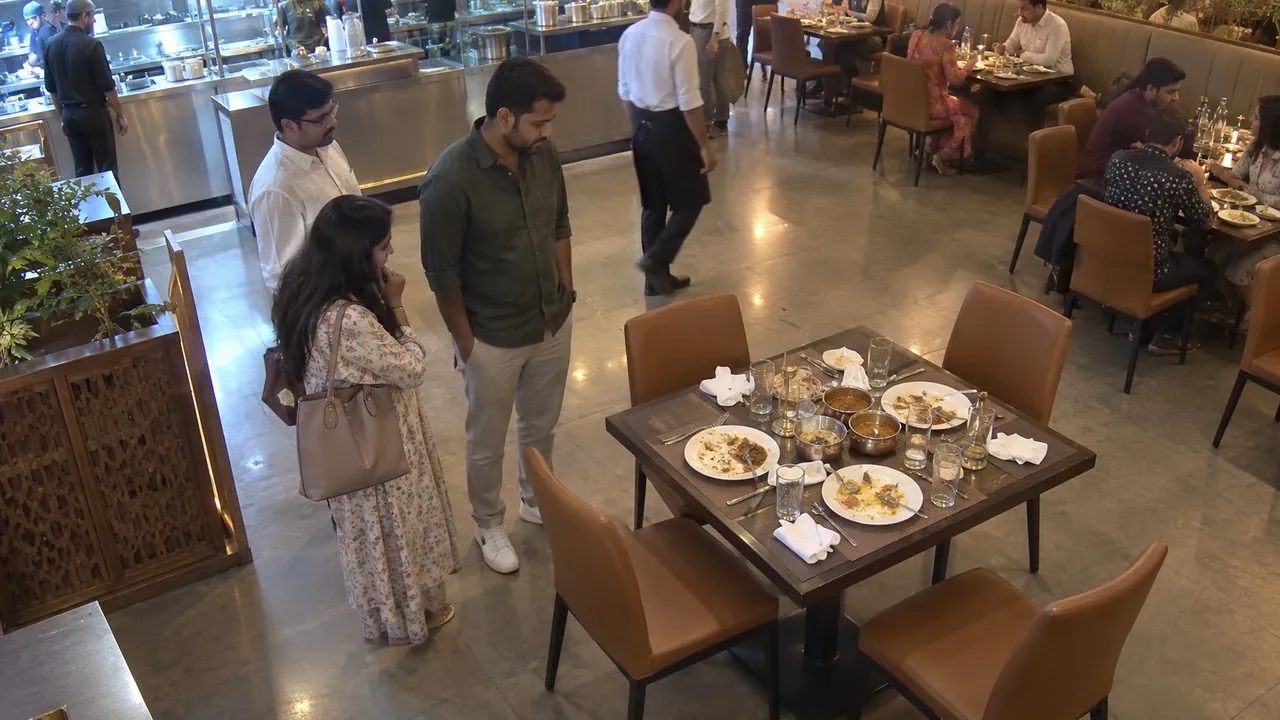 Table not cleared for 9 min, guests waiting to sit